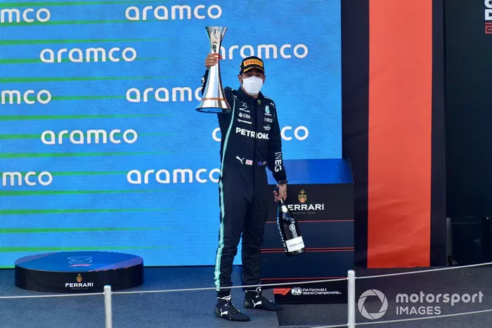 Lewis Hamilton, Mercedes, primera posición, levanta su trofeo