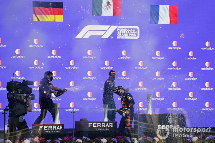 Podio: segundo lugar Sebastian Vettel, Aston Martin, ganador de la carrera Sergio Pérez, Red Bull Racing