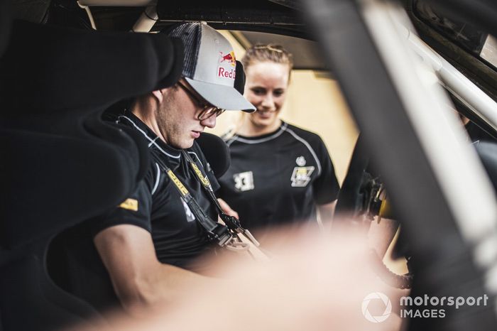 Kevin Hansen, del equipo JBXE Extreme-E, y Mikaela Ahlin-Kottulinsky, del equipo JBXE Extreme-E, en el garaje