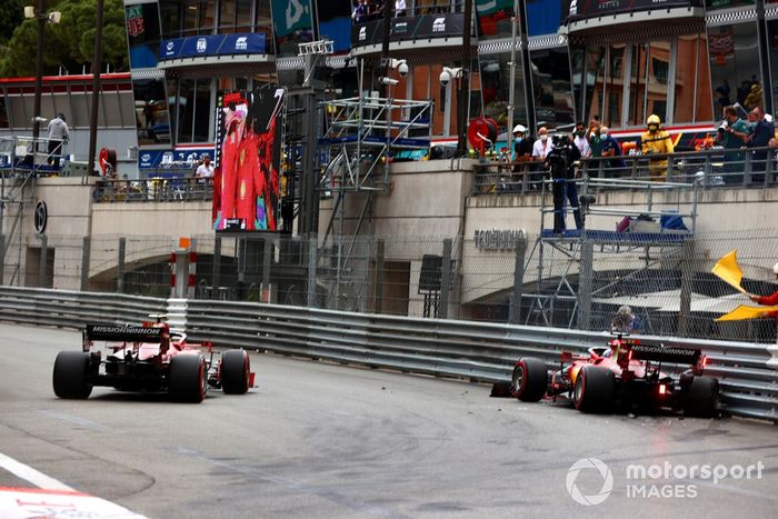 Carlos Sainz Jr., Ferrari SF21, pasa mientras Charles Leclerc, Ferrari SF21, choca al final de la clasificación