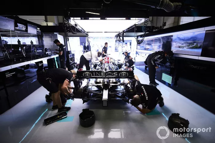 Mecánicos en el garaje con Lewis Hamilton, Mercedes W12