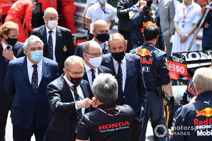 Stefano Domenicali, Director General de la Fórmula 1, el Príncipe Alberto II de Mónaco y Masashi Yamamoto, Director General de Honda Motorsport, en la parrilla de salida