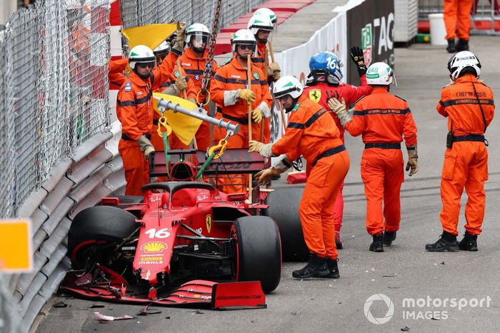 Los oficiales de pista asisten a Charles Leclerc, Ferrari SF21, tras su choque en la clasificación