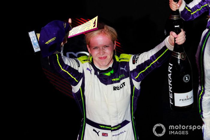 Podio: la ganadora Alice Powell 