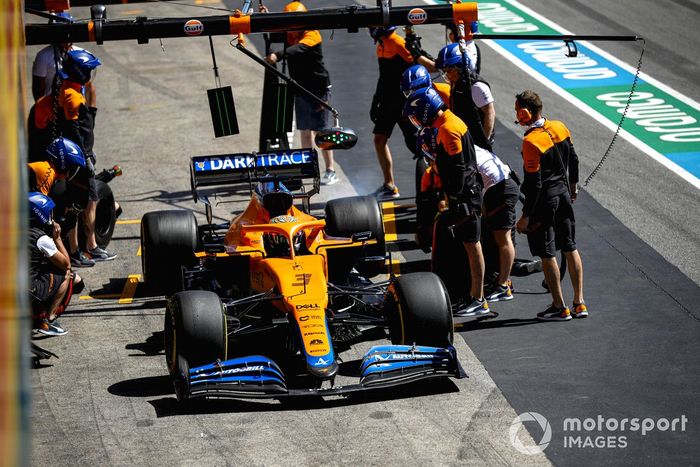 Daniel Ricciardo, McLaren MCL35M, pit stop