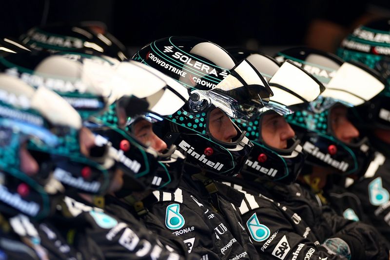 SPIELBERG, AUSTRIA - 29 DE JUNIO: El equipo de boxes de Mercedes AMG F1 Team en el garaje durante el Gran Premio de F1 de Austria en el Red Bull Ring el 29 de junio de 2025 en Spielberg, Austria. (Foto de Peter Fox/LAT Images)