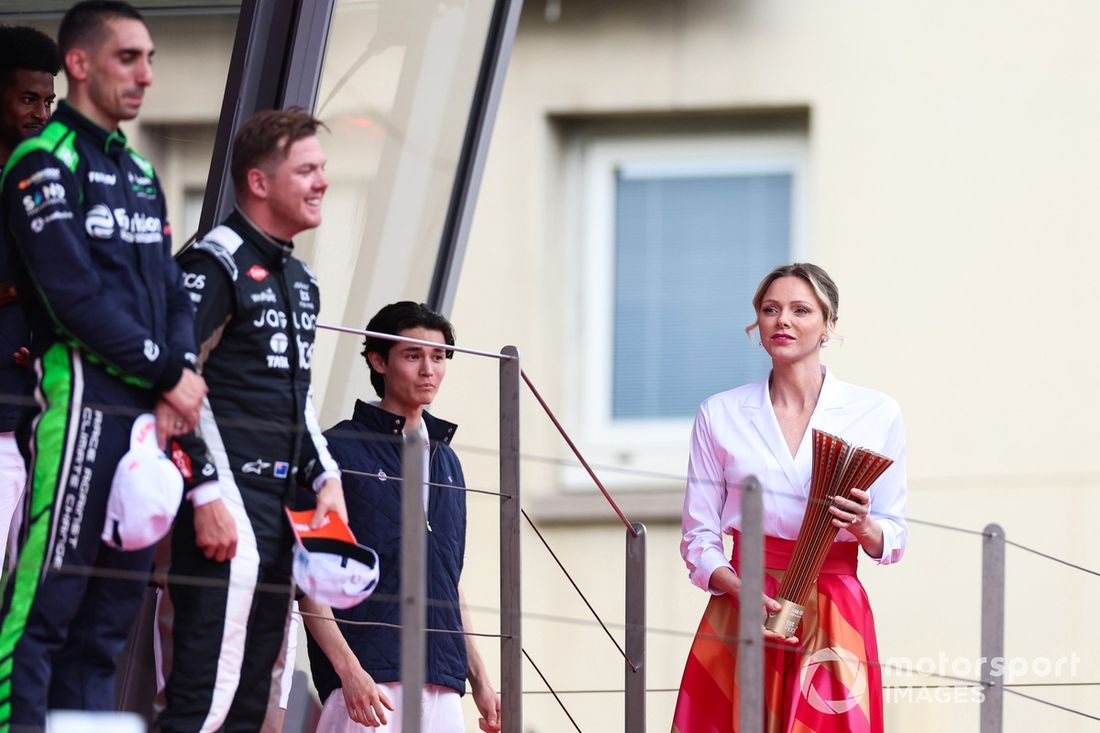 Charlene, księżna Monako, prezentuje trofeum na podium