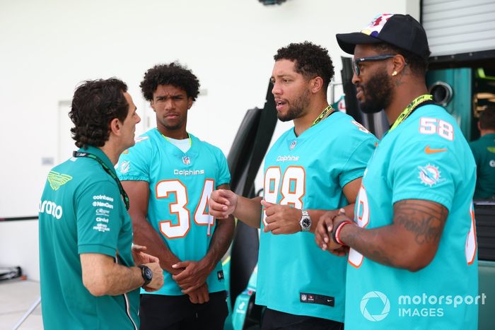 Matt Dickerson, Jordan Colbert y Will Bradley-King en el pitlane