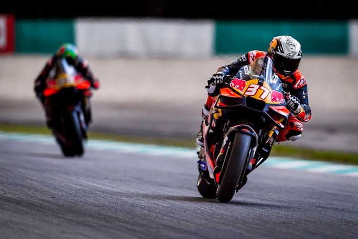 Педро Акоста, Red Bull KTM Factory Racing и Брэд Биндер, Red Bull KTM Factory Racing