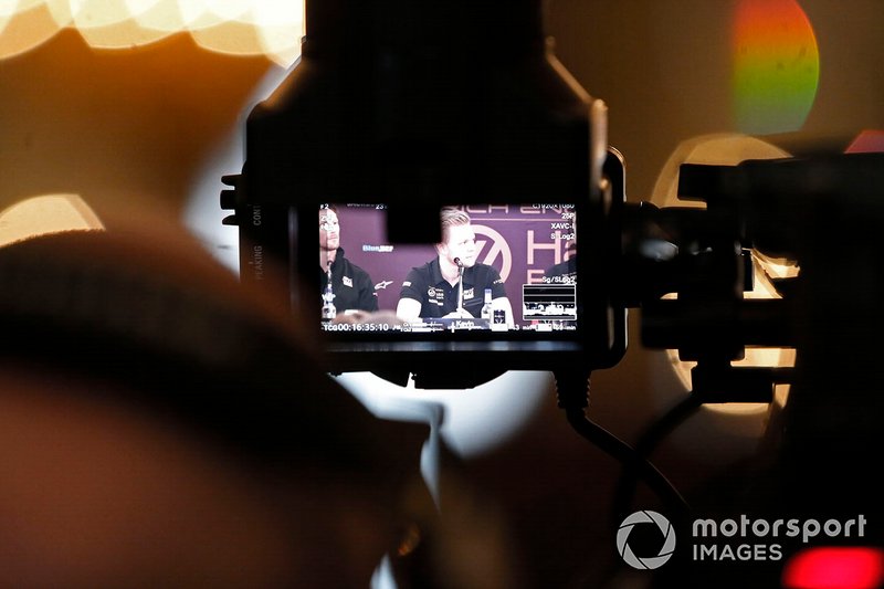 Kevin Magnussen, Haas F1 Team en la rueda de prensa a través de una cámara.