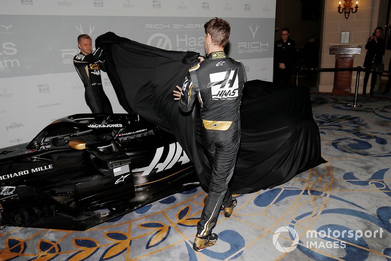 Romain Grosjean, Haas F1 Team e Kevin Magnussen, Haas F1 Team, svelano la nuova livrea Haas