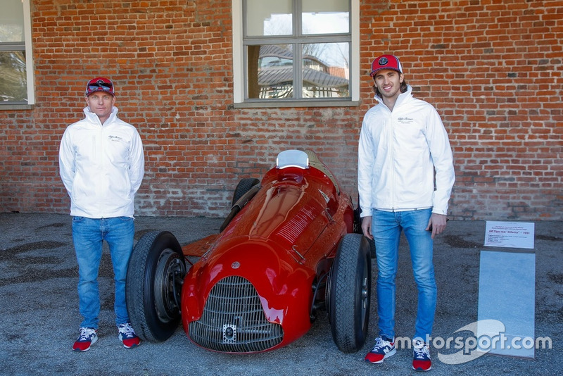 Гонщики Alfa Romeo Racing Антонио Джовинацци и Кими Райкконен, автомобиль GP Tipo 159