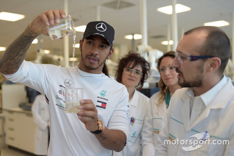 Lewis Hamilton, Mercedes-AMG Petronas Motorsport en el Centro de Investigación y Tecnología Petronas en Turín