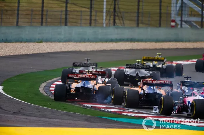 Daniil Kvyat, Toro Rosso STR14, se toca con Carlos Sainz Jr., McLaren MCL34, y Lando Norris, McLaren MCL34, en la salida