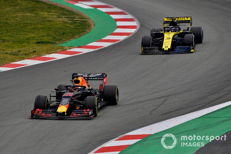 Макс Ферстаппен, Red Bull Racing RB15, та Даніель Ріккардо, Renault R.S.19