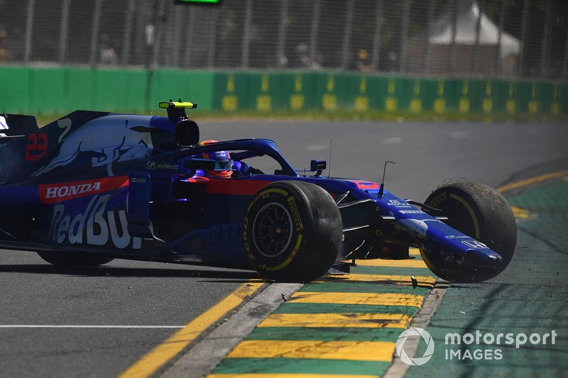 Alexander Albon, Toro Rosso STR14, suffers a spin and damages his front wing