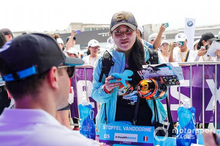 A Stoffel Vandoorne fan meets her favourite driver