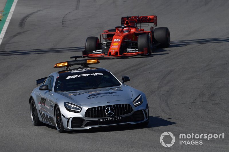 La voiture de sécurité devant Charles Leclerc, Ferrari SF90