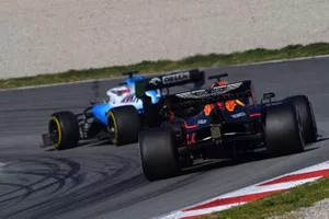 Max Verstappen, Red Bull Racing RB15, derrière Robert Kubica, Williams FW42