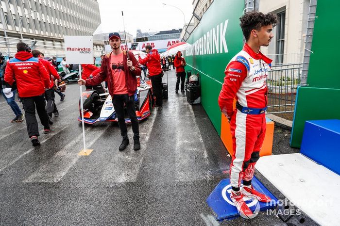 Pascal Wehrlein, Mahindra Racing, está parado en un bordillo cerca de su M5 Electro que está en la parrilla