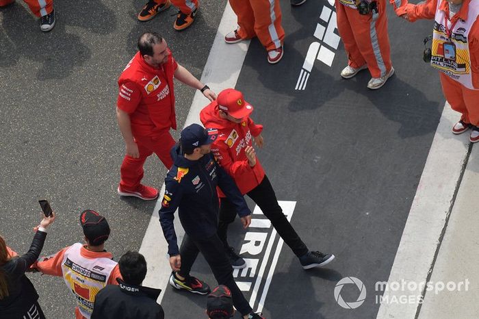 Pierre Gasly, Red Bull Racing, con Charles Leclerc, Ferrari,