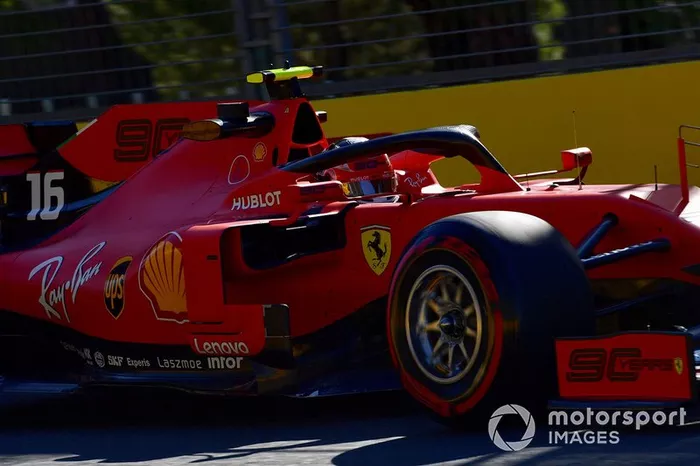 En Australia 2019, obligado a ocultar el nombre Mission Winnow que hacía referencia a su eterno socio Phillip Morris, Ferrari eliminó esas pegatinas y colocó en los alerones, aleta de tiburón y endplates un 
