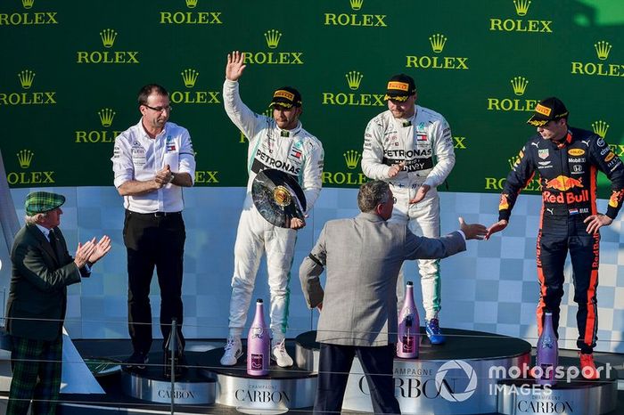 Lewis Hamilton, Mercedes AMG F1, Valtteri Bottas, Mercedes AMG F1 y Max Verstappen, Red Bull Racing