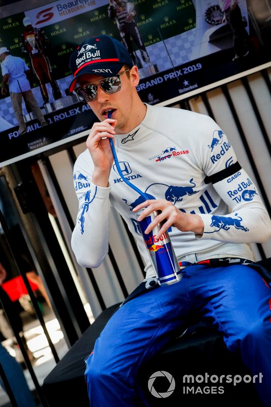 Daniil Kvyat, Toro Rosso, Charlie Whiting anısına siyah bant ile