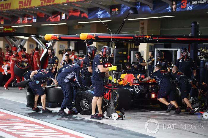 Daniel Ricciardo, Red Bull Racing RB13 pit stop