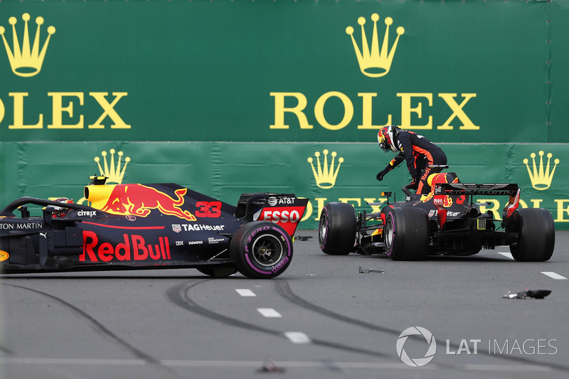 Daniel Ricciardo, Red Bull Racing RB14 Tag Heuer, Max Verstappen, Red Bull Racing RB14 Tag Heuer après leur accident