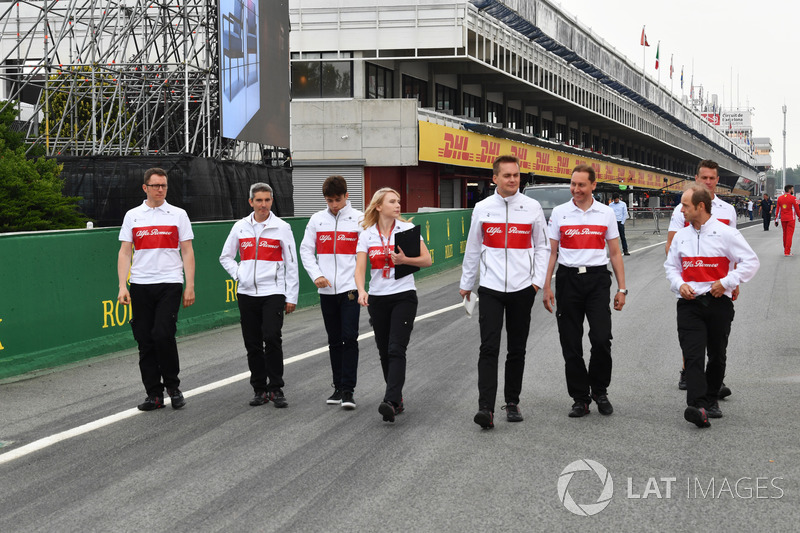 Charles Leclerc, Sauber parcourt la piste à pied