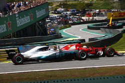 Sebastian Vettel, Ferrari SF70H, pasa a Valtteri Bottas, Mercedes AMG F1 W08