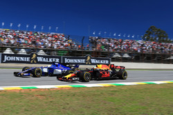 Marcus Ericsson, Sauber C36 et Daniel Ricciardo, Red Bull Racing RB13 en lutte