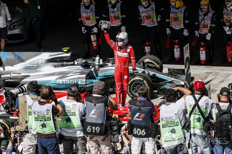 Ganador de la carrera Sebastian Vettel, Ferrari SF70H celebra en parc ferme