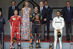 Podyum: 2. Sebastian Vettel, Ferrari, yarış galibi Daniel Ricciardo, Red Bull Racing, 3. Lewis Hamilton, Mercedes AMG F1