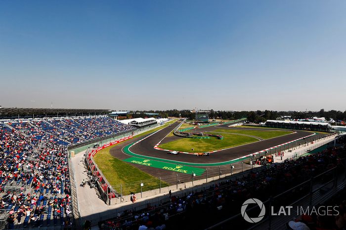 Fans miran a Carlos Sainz Jr., Renault Sport F1 Team RS17, follow Lance Stroll, Williams FW40