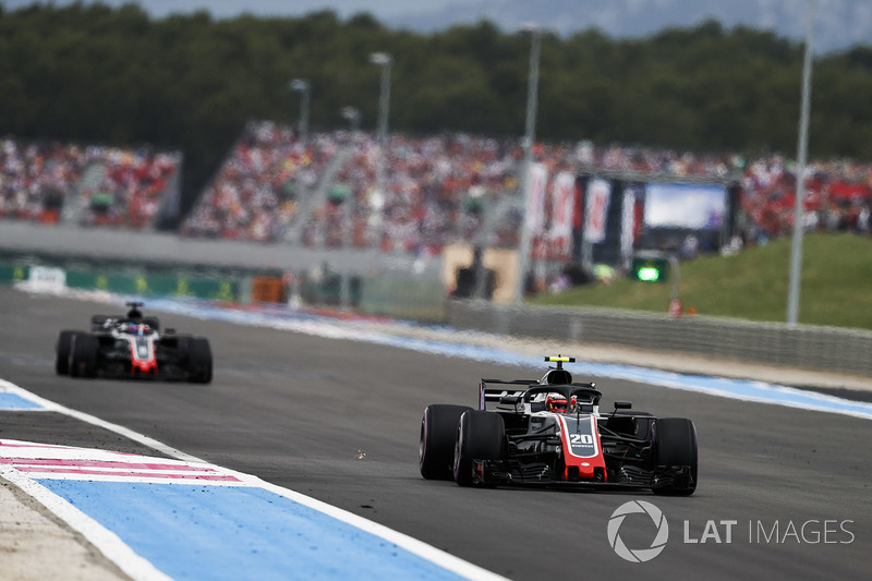 Kevin Magnussen, Haas F1 Team VF-18, precede Romain Grosjean, Haas F1 Team VF-18