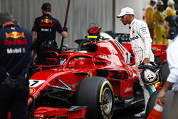 Lewis Hamilton, Mercedes AMG F1, studia la monoposto di Kimi Raikkonen, Ferrari, dopo le qualifiche