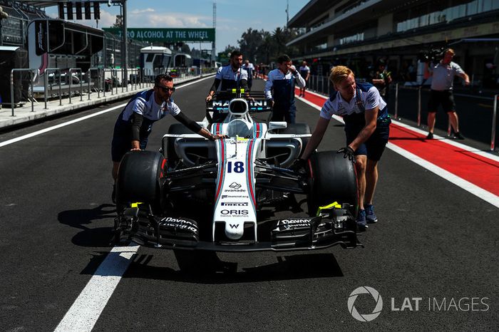 El coche de Lance Stroll, Williams FW40 es empujado por los mecánicos al pitlane