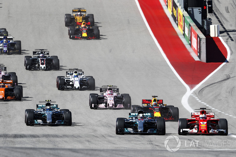 Lewis Hamilton, Mercedes AMG F1 W08, Sebastian Vettel, Ferrari SF70H, in gevecht bij de start