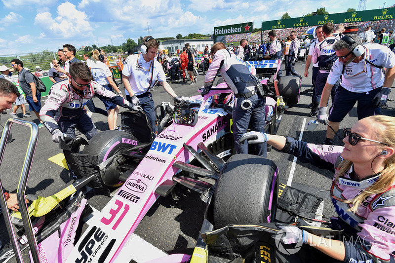 Esteban Ocon, Force India VJM11 on the grid