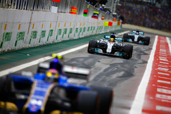 Pascal Wehrlein, Sauber C36, Lewis Hamilton, Mercedes AMG F1 W08, Valtteri Bottas, Mercedes AMG F1 W08, à la sortie des stands