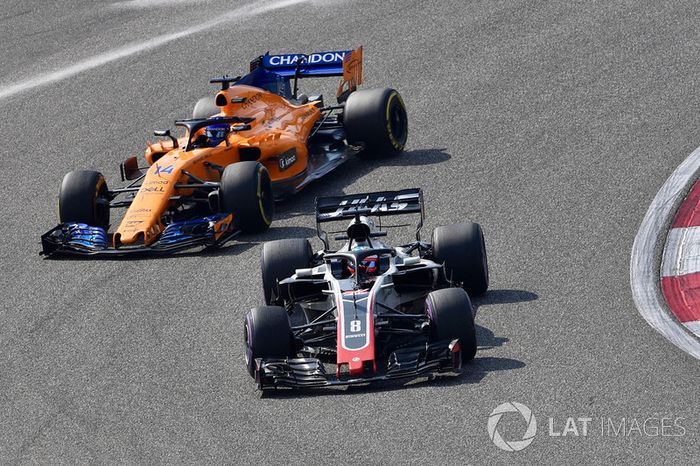 Romain Grosjean, Haas F1 Team VF-18 y Fernando Alonso, McLaren MCL33