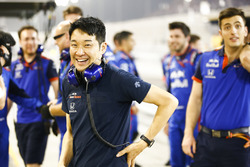Команда Scuderia Toro Rosso празднует 4 место Пьера Гасли