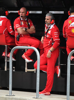 Jock Clear, Ferrari Chief Engineer ve Maurizio Arrivabene, Ferrari Team Principal