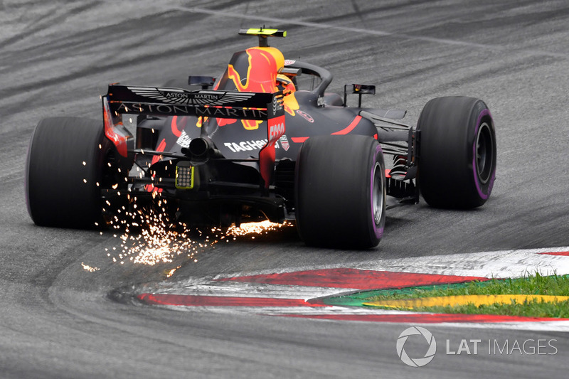 Chispas tras el paso de Max Verstappen, Red Bull Racing RB14