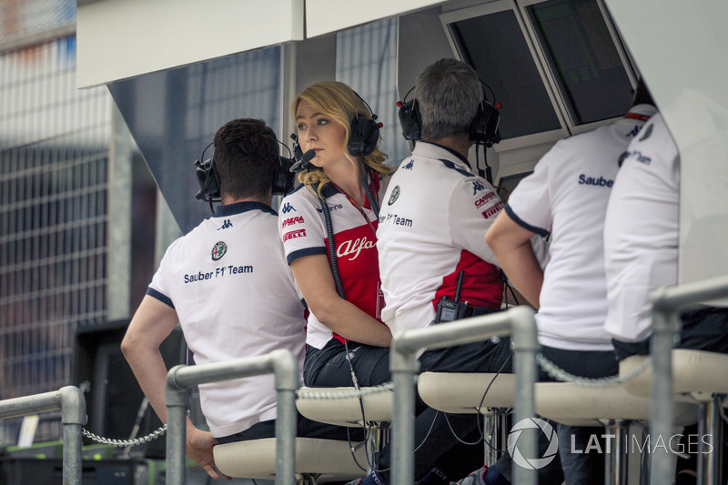 Ruth Buscombe, stratégiste de Sauber, sur le muret des stands