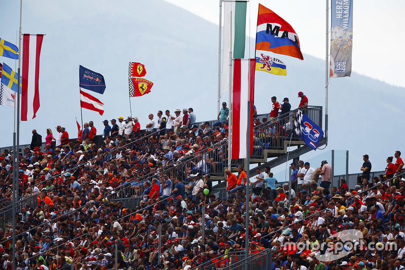 Tifosi e bandiere su una tribuna piena