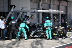 Lewis Hamilton, Mercedes-AMG F1 W09 pit stop