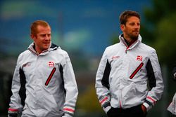 Romain Grosjean, Haas F1 Team, walks the circuit alongside colleagues